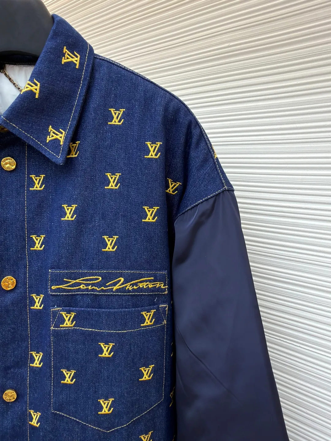 LOUIS VUITTON Full-frame embroidered denim splicing cotton jacket ●Original version: Purchased and developed for 29300 ●Item number: 1681690-B50 ●Material: twill denim cotton fabric ●Technology: embroidery production ●Color: royal blue ●Version: fitted version ●Weight: about 940 grams ●Size: 46-48-50-52 ●Description: Made of 10*10 count twill denim cotton, 11 ounces, 360 grams. Sleeves are woven, 50% cotton, 50% polyester. The lining is made of high-density rayon lining with 1400-wash cotton. The thread adopts 1*1 pure cotton 16 count double yarn thread. The access control button is made of electroplated brass four-button buckle, and the surface is electroplated with black oil and treated with black characters. The collar bar is electroplated brass and aged. The embroidery uses computer positioning embroidery technology. There are hundreds of embroidery logos on the front of the whole piece. The plate is adjusted 6 times. The printing fee is more expensive than clothes. The entire piece of clothing is aligned on the front, left, and back. The denim fabric is cut and washed from cloth, so that each cut piece is evenly colored. 1:1 high restoration. This baseball jacket is a clever update on a classic men's silhouette. The denim body is fully embroidered with the LV Blason pattern, and the handwritten Louis Vuitton logo is placed on the chest pocket to highlight the brand's identity. Nylon sleeves and rib elements collide with dynamic vitality, and the quilted lining has hidden functions that can easily transcend seasonal changes. The overall wiring is straight and delicate, the fabric is comfortable and soft, and the color is consistent without color difference. It can be matched with the same style to create a fashionable look and control various occasions. Customized accessories, complete with three standards, same style for men and women!